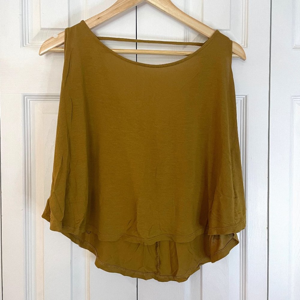 FOREVER 21 | dark yellow batwing blouse w/ open back - size: M